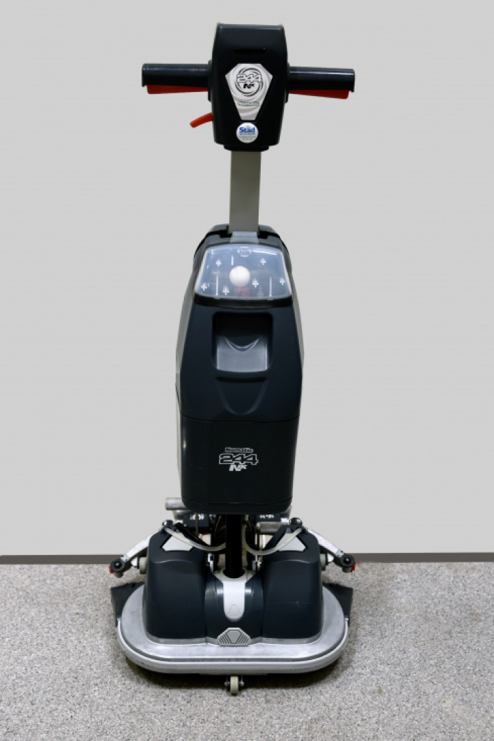 Begagnad Skurmaskin NUC244NX i gruppen St�dmaskiner / Kombiskurmaskin / Begagnad Skurmaskin hos St�dbutiken (BEG0922)